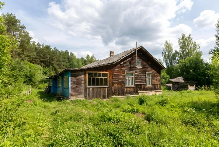Нежилое здание, площадь 125,6 кв.м с земельным участком площадью 2190 кв.м,: Ярославская область, Угличский район, г. Углич, п. Мебельщиков, д. 19
